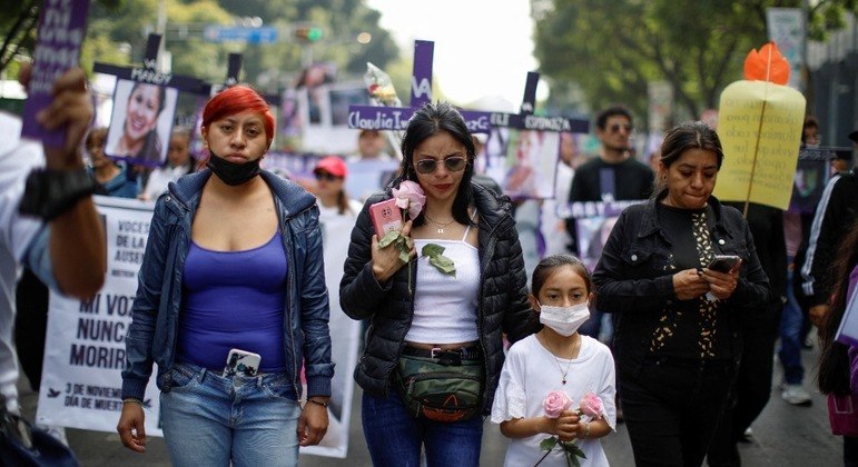 Manifestantes em marcha por mulheres desaparecidas e vítimas de violência, na Cidade do México