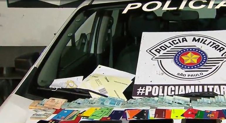 Policiais encontram R$ 33 mil, 45 cartões e 5 celulares com mulheres após revista