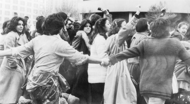 Mulheres protestam contra o véu islâmico em 1979