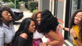 Elogiar faz bem para a própria aceitação, afirma especialista (Nappy)