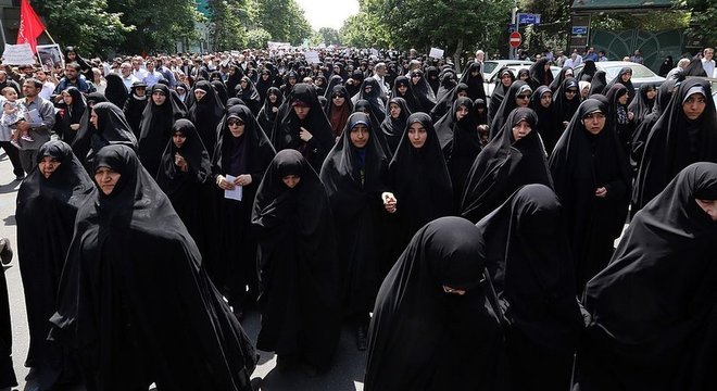 No Irã, as mulheres vivem sob rígidos códigos morais e de vestuário