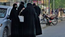 Mulheres protestam em Cabul contra imposição do véu integral