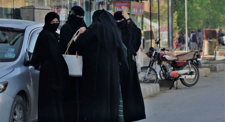 Mulheres foram obrigadas a usar véu da cabeça aos pés no Afeganistão