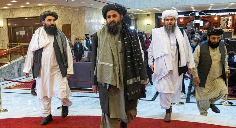 Mullah Abdul Ghani Baradar, vice-líder e negociador do Talibã (ao centro, à frente)