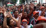 Multidão se aglomera no centro do Rio para comemorar título do Fluminense na Copa Libertadores