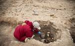 Arqueólogos no Peru desenterraram uma múmia de 1.000 anos na mais recente descoberta em um sítio arqueológico localizado em um bairro residencial da capital do país, Lima