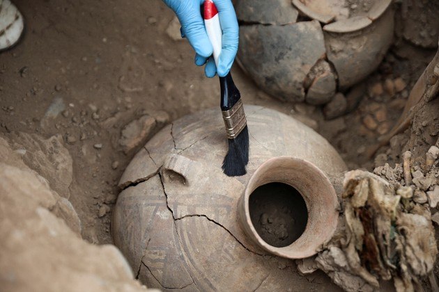 Os restos mortais foram encontrados ao lado de vasos de cerâmica, tecidos e outros objetos no sítio Huaca Pucllana, no centro do rico distrito de Miraflores, em Lima, disse a chefe da equipe de arqueólogos, Mirella Ganoza, à ReutersVALE SEU CLIQUE: 'Moon Sniper': Japão lança com sucesso sua missão de tentativa de pouso na Lua