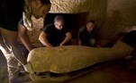 Sarcófagos egípcios, lacrados há pelo menos 2.500 anos, foram descobertos recentemente em um poço. Apesar do medo envolvendo abrir essas peças, os arqueólogos estão animados com as múmias para estudar