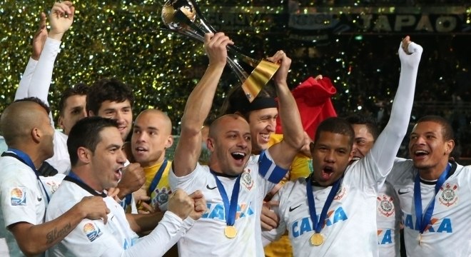 Alessandro com a taça do Mundial conquistado pelo Corinthians em 2012