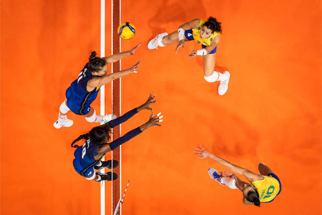Visão aérea da rede no jogo entre Brasil e Itália, pela semifinal do Mundial de Vôlei Feminino, em 13 de outubro