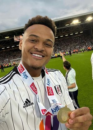 Rodrigo Muniz com a medalha pelo título da Championship, que equivale à segunda divisão do Campeonato Inglês