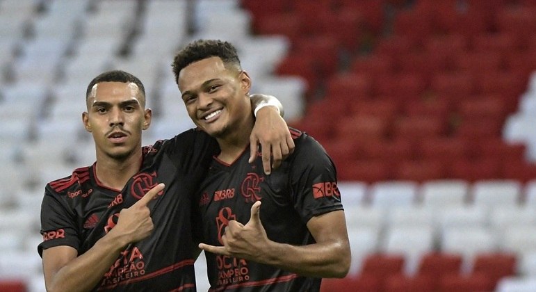 Rodrigo Muniz comemora um de seus gols na vitória do Flamengo