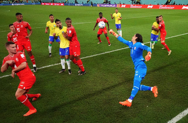 Retranca suíça: Se não era a defesa, era o goleiro quem parava o Brasil