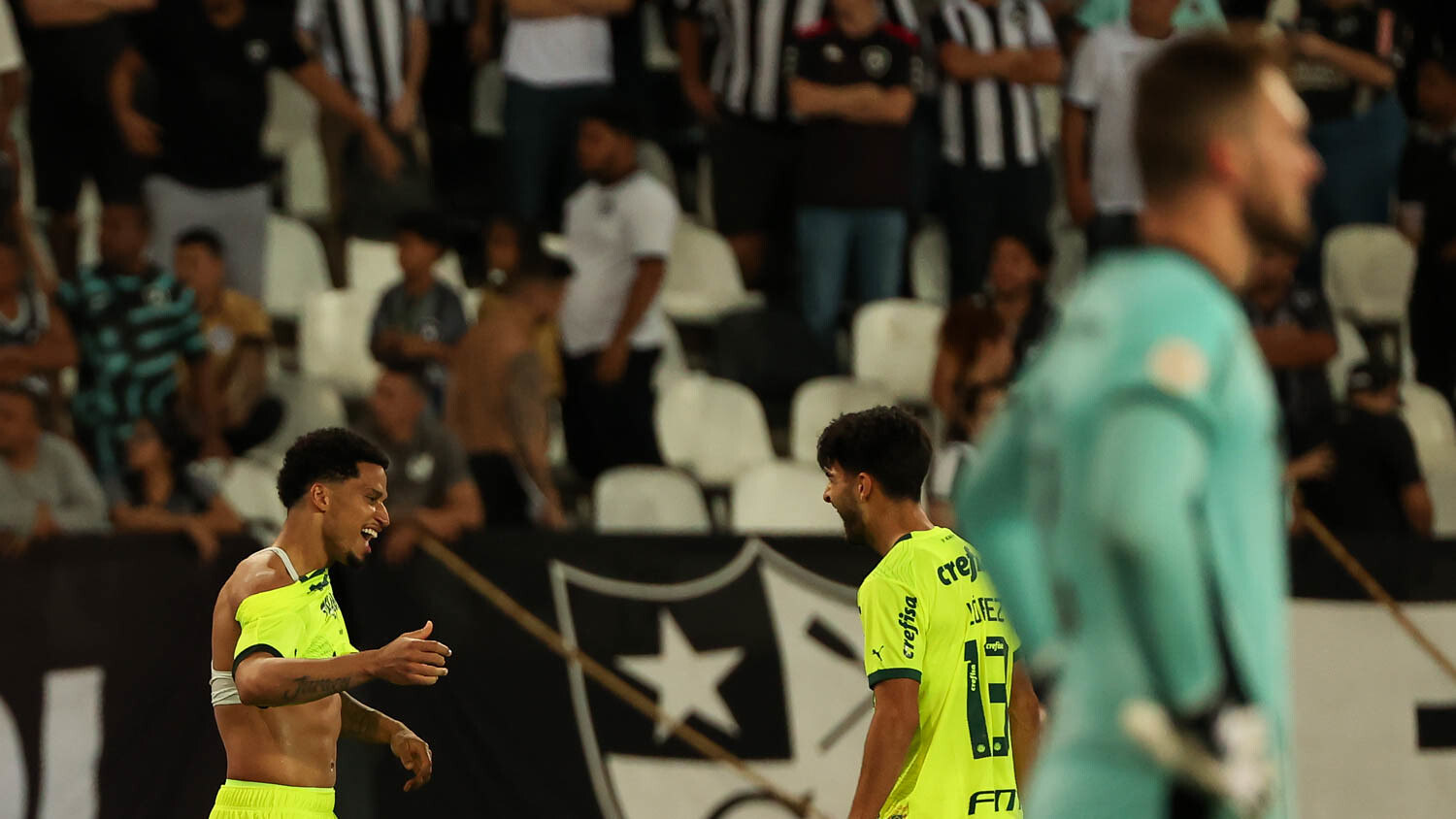 Murilo comemora o seu gol e cala a torcida botafoguense. Palmeiras vivo para brigar pelo título