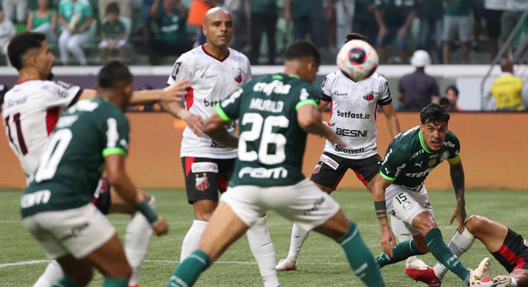 Murilo completa de cabeça para as redes. Depois de falta de Gómez em Siqueira. Gol irregular