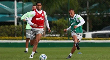 Murilo e Breno Lopes disputam bola pelo Palmeiras