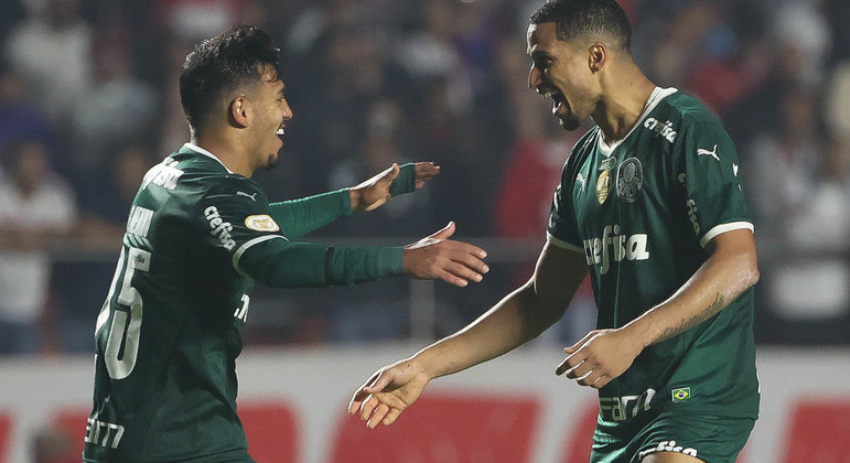 Gabriel Menino e Murilo comemoram o gol da vitória do Palmeiras sobre o São Paulo no Morumbi