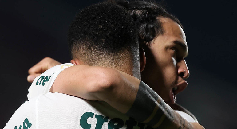 Murilo e Gómez se abraçam no gol do Palmeiras durante o empate com o Atlético-GO