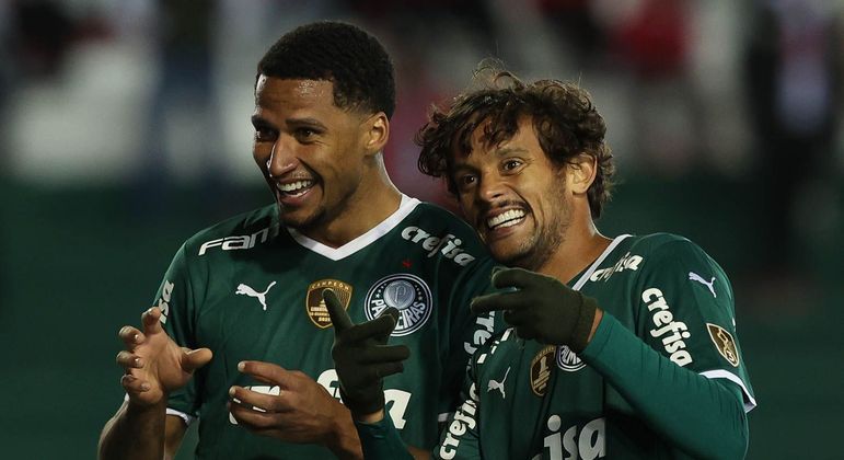 Murilo (à esquerda) e Scarpa comemoram o quinto gol do Palmeiras contra o Petrolero