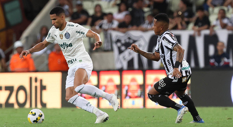 Murilo domina a bola na vitória do Palmeiras sobre o Ceará no Castelão