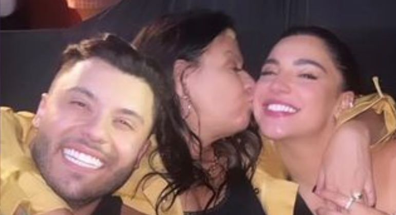 Murilo Huff, Dona Ruth e Gabriela Versiani posam para foto