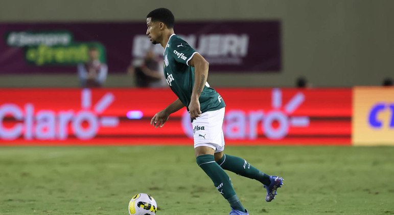 Murilo domina a bola pelo Palmeiras durante o clássico contra o Corinthians pelo Brasileirão