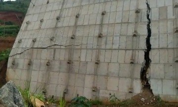 Muro de contenção que custou R$ 7 milhões ameaça cair e assusta moradores em Abre Campo (MG)  (Muro de contenção que custou R$ 7 milhões ameaça cair e assusta moradores em Abre Campo (MG))