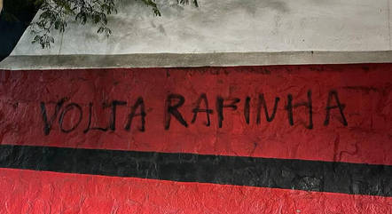 Muro da Gávea pichado com pedido de 'volta Rafinha'