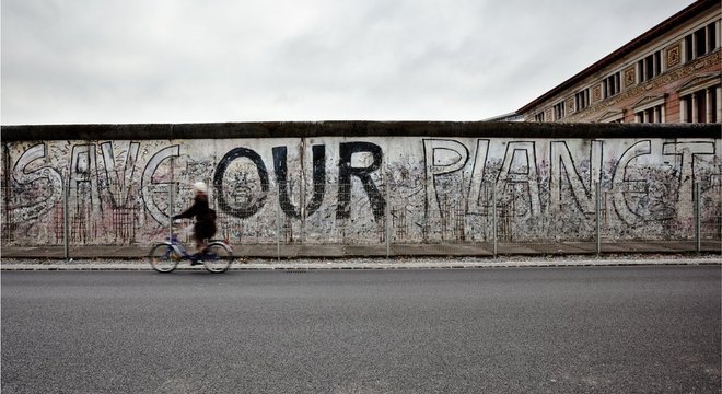 Um dos símbolos das duas Alemanhas, parte do Muro de Berlim foi derrubado quando o país comunista deixou de existir