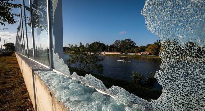 Painel de vidro da USP aparece danificado nesta quarta-feira (18)