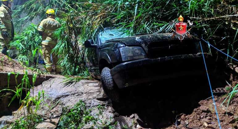 Muro desaba em cima de carros no Riacho Fundo