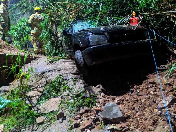 Muro desaba em cima de carros no Riacho Fundo