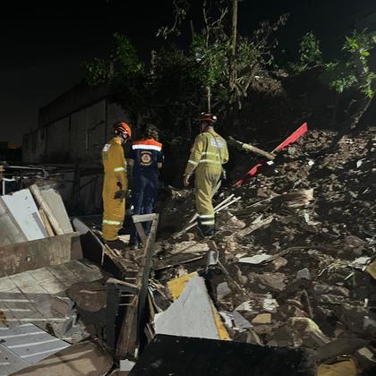 Cinco pessoas ficaram feridas, entre elas um bebê de dez meses, na noite de quinta-feira (30), após um deslizamento de terra causar o desabamento de um muro em cima de cinco casas no bairro Jardim Freire, em Ferraz de Vasconcelos, região metropolitana de São Paulo