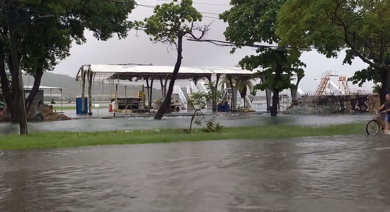 Muro destruído no Aeroporto Internacional do Recife