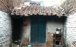 De acordo com o jornal The Times of India, a moradora decidiu passar a noite com os seis filhos em uma área externa, após o ventilador de teto da casa parar de funcionar