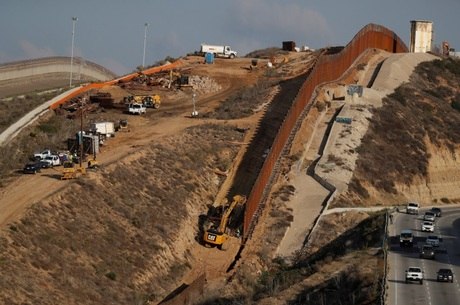 Trump ameaça fechar fronteira com o México