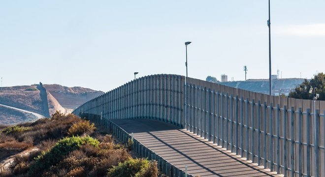 Muro na fronteira dos EUA com o México em San Diego/Tijuana