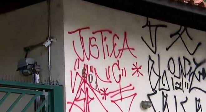 Muro de condomínio foi pichado