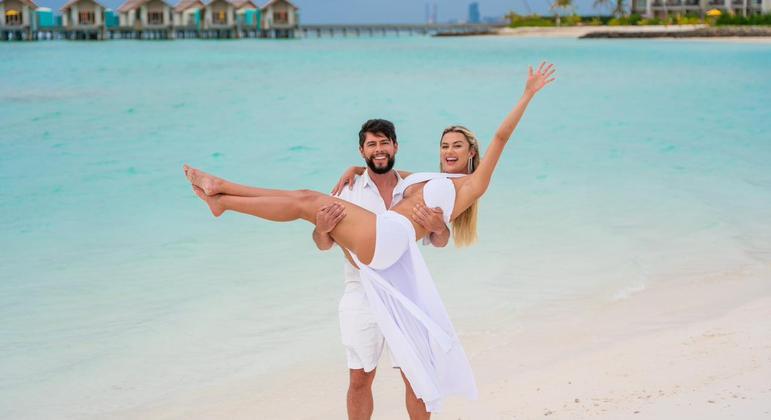 Amanda França e o noivo, Léo Perez, nas ilhas Maldivas
