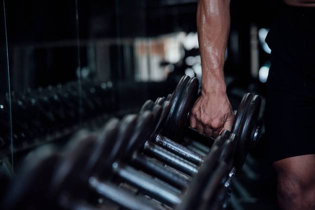 Quando consumir?

Ele é muito bem-vindo após os exercícios quando
não é possível se alimentar com cardápios com a quantidade indicada de
proteína, nos intervalos das refeições ou à noite. Não é errado utilizá-lo como
pré-treino, mas ele pode pesar no estômago durante a malhação e ainda não
oferecer os benefícios esperados. Segundo o especialista, o papel dele, que é
de construção e reparo muscular, traz melhor resultado quando consumido depois
que a musculatura é trabalhada