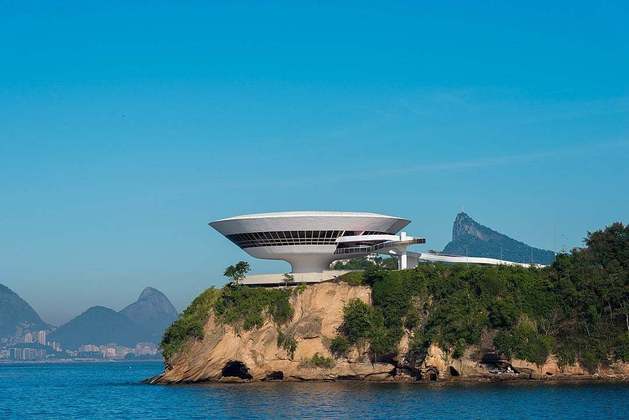 Museu de Arte Contemporânea - Brasil - Em forma de disco voador, esta outra obra de arte arquitetônica de Oscar Niemeyer  fica no Mirante de Boa Viagem, em Niterói (RJ), às margens da Baía de Guanabara.  Foi inaugurado em 1996, após cinco anos de obras, e tem uma estrutura de quatro pavimentos, numa praça de 2.500 m².