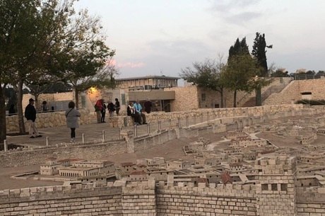 Da maquete de Jerusalém, se vê o Knesset (ao fundo)