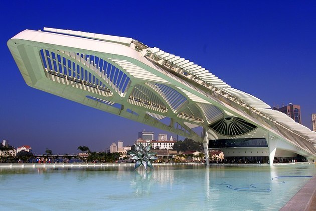 Museu do Amanhã - Brasil - Também projetado pelo espanhol Santiago Calatrava, o moderno museu no Rio de Janeiro, aberto em 2015, fica num pier na Baía de Guanabara.  Tem espinhas solares que se movem ao longo da claraboia, projetadas para adaptar-se às mudanças das condições ambientais.