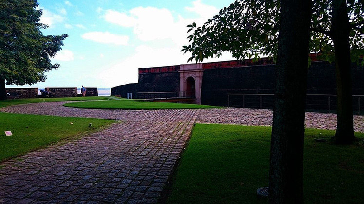 Museu do Forte do Presépio (Belém):  Localizado na Cidade Velha, o forte foi construído em 1616, para a proteção da região contra invasores. O espaço guarda peças militares e arquitetônicas. E tem a bela paisagem da Baía do Guajará.  