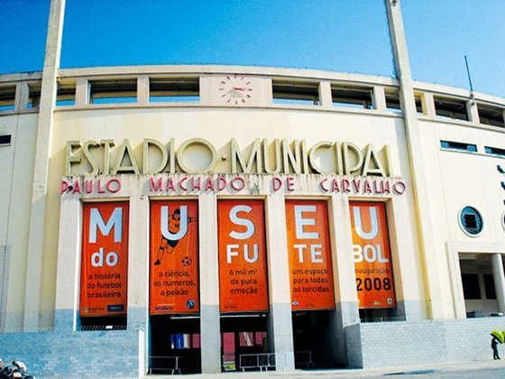 Museu do Futebol - Foi criado dentro do Estádio Municipal Paulo Machado de Carvalho, o Pacaembu, na zona oeste paulista.  O espaço cultural mostra a história do futebol desde a chegada ao Brasil até os dias atuais e exalta a importância do esporte na vida dos torcedores.