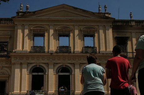 O Museu Nacional foi idealizado por D. João 6º e transferido ao Palácio Imperial após a proclamação da República Abdicação de D. Pedro 1º
