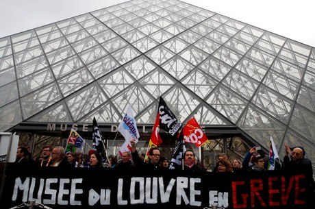 Funcionários do Louvre aderem a greve
