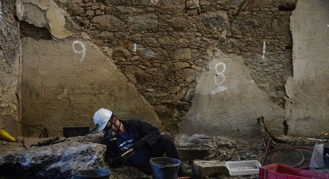 Após um ano do incêndio, cientistas retomam escavações 