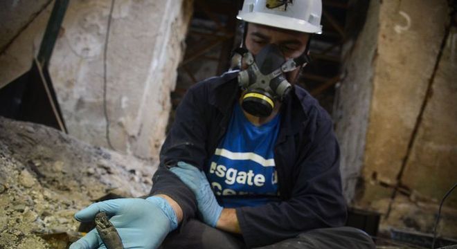 Doutorando em Arqueologia resgata fragmentos ósseos um ano após o incêndio 