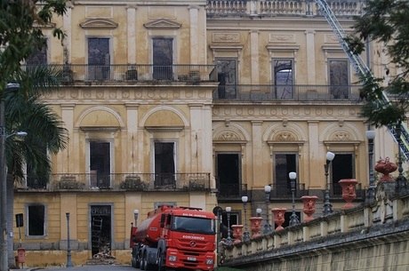 Defesa Civil: o que restou do telhado pode desabar